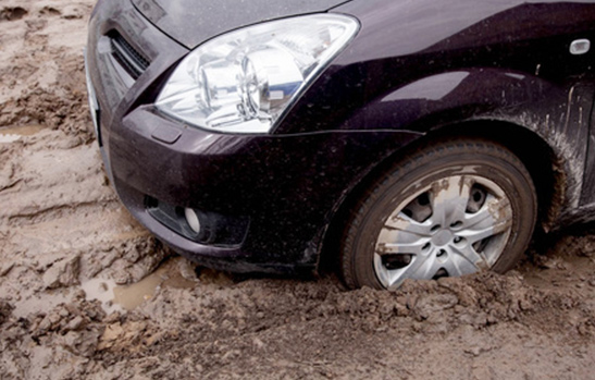 道路救援提示泥泞的道路遇到汽车打滑怎么办？